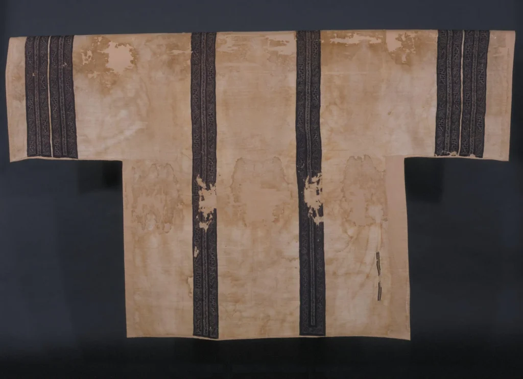 **Tunique ou dalmatique pour femme en lin, avec décoration tissée en tapisserie de laine et fil d'or, fabriquée en Égypte (probablement à Akhmim), 130-340 après J.-C.**