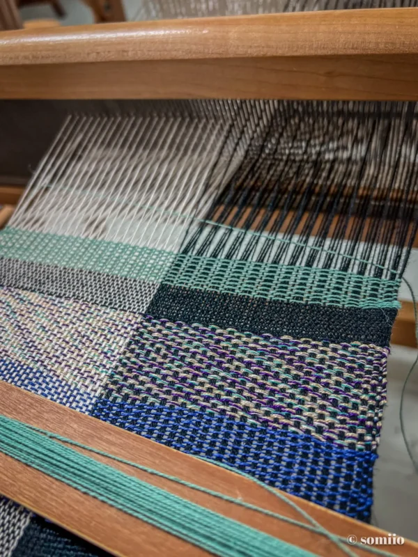 Zoom sur une bande de tissu tissée avec différentes armures