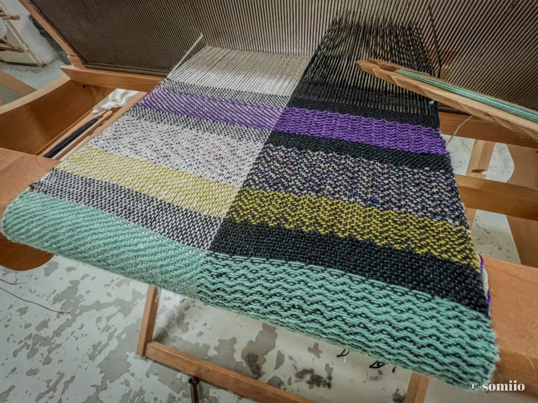 Bande de tissu tissée avec différentes armures