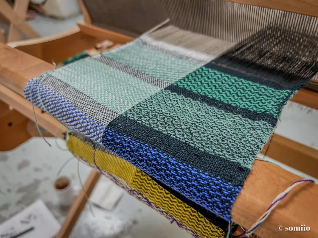 Gros plan sur les textures et les motifs créés avec différentes armures de tissage