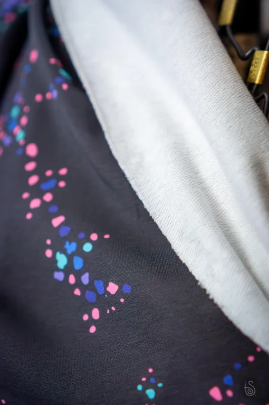 Zoom sur la maille tricotée du French Terry, respirante et douce
