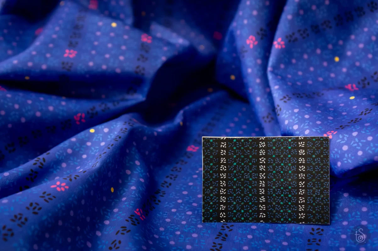 Comparaison d’un motif textile avant et après restauration numérique.