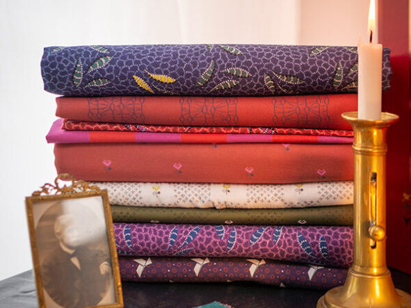 alt="Collection Artes – 4 tissus imprimés inspirés des savoir-faire traditionnels : Batik (poissons stylisés), Dentelle filigranée, Broderie point de croix et Cocotte origami. Tissus écoresponsables imprimés en Europe pour la couture créative.